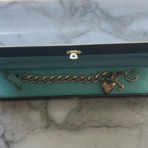 Juicy Couture gold tone Puffy heart J charm toggle bracelet 7.5" - Picture 2 of 5